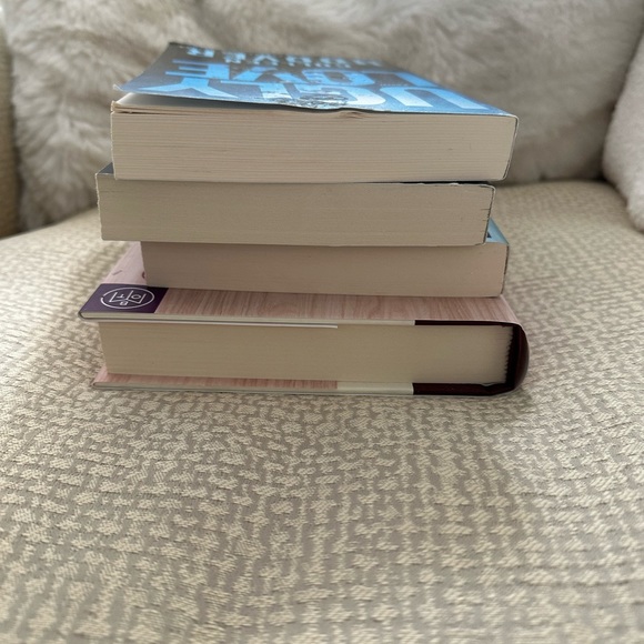 4 Book Bundle - Colleen Hoover - Very good condition! - Picture 5 of 5